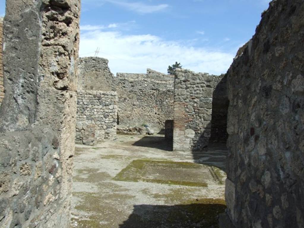 V.1.15 Pompeii. April 2009. Atrium with Impluvium. Looking east into open Tablinum, and with Bakery area at rear.
