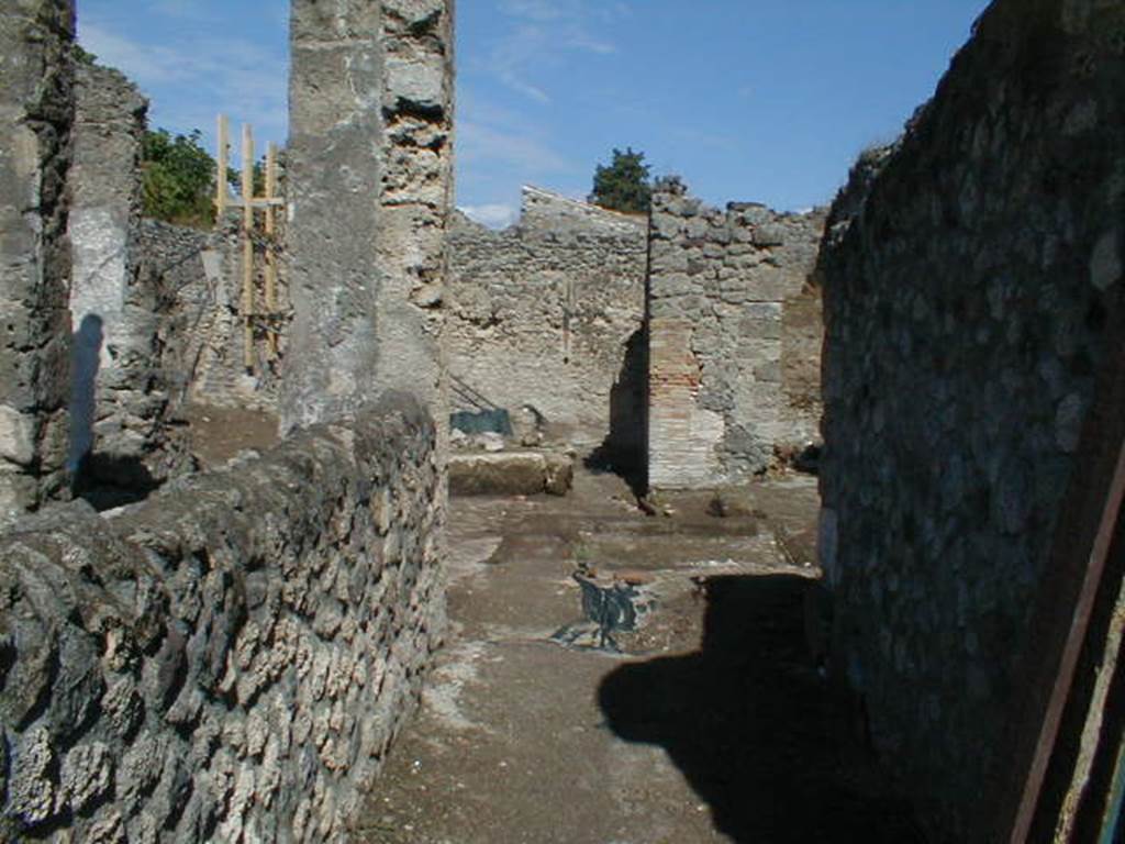 V.1.15 Pompeii. September 2004. Looking east along entrance corridor.