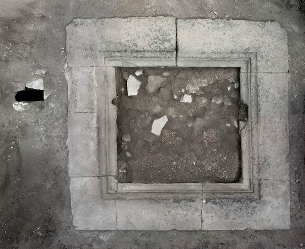 V.1.15 Pompeii. c.2006. Looking down onto impluvium in atrium. Photo by Hans Thorwid.
Photo courtesy of the Swedish Pompeii Project.