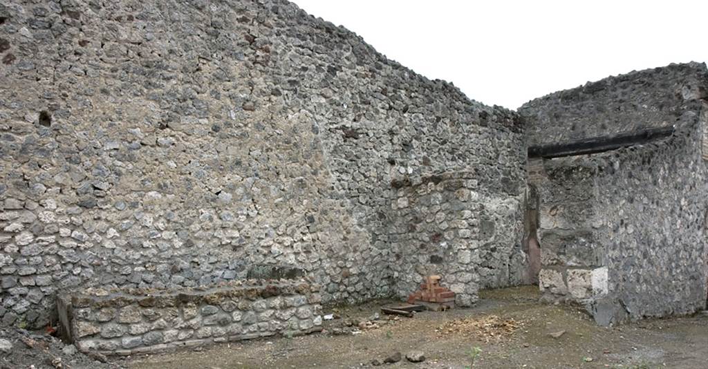 V.I.15 Pompeii. c.2008.
Looking towards south-west corner of atrium, with doorway to V.1.16, on right. Photo by Hans Thorwid.
Photo courtesy of the Swedish Pompeii Project.