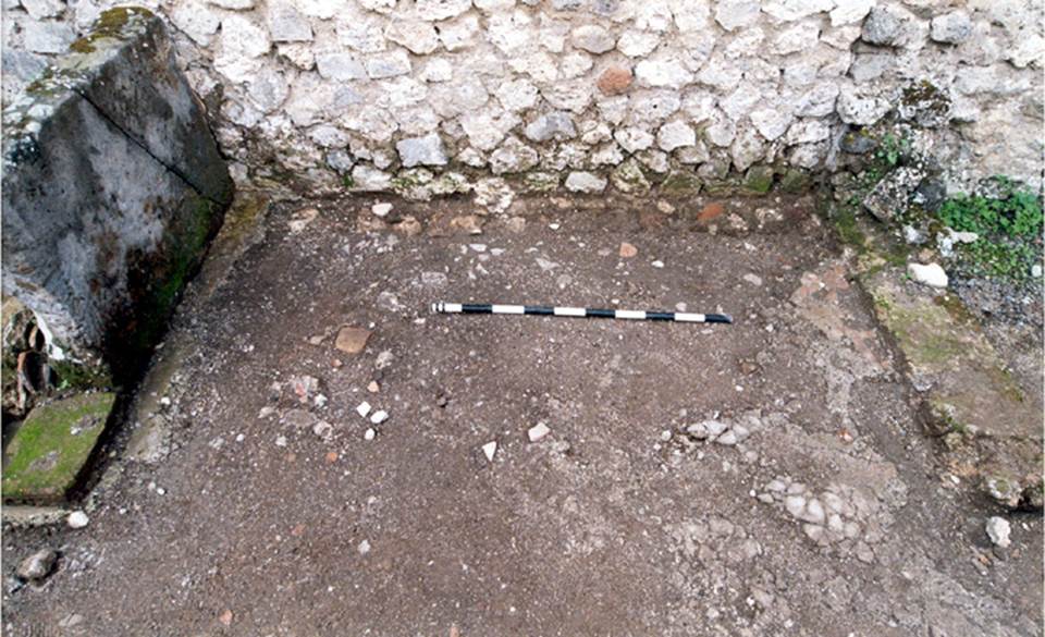 V.I.15 Pompeii. c.2008. Floor in the south-west corner of atrium. Photo by Henrik Boman.
Photo courtesy of the Swedish Pompeii Project.