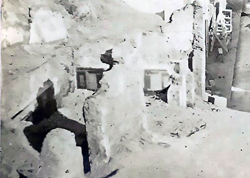 VI.1.16 Pompeii. c.1880s. Looking south. V.1 is still being excavated.
Detail from photo courtesy of Rick Bauer.
According to Mau,
The shop at 16 that was linked with the atrium by a doorway without shutters, was quite coarse.
It had a floor of opus Signinum, in which was embedded towards the door, a slab of marble with square hole to put the beam used to close the door in.
The walls as high as 1.50m were covered with plaster coloured as flesh, with white above.
On the lower part of the entrance wall, to the right of where one entered, one saw some boats roughly painted in red, on the right wall was a painted peacock.
See BdI, 1877, July, p.129.