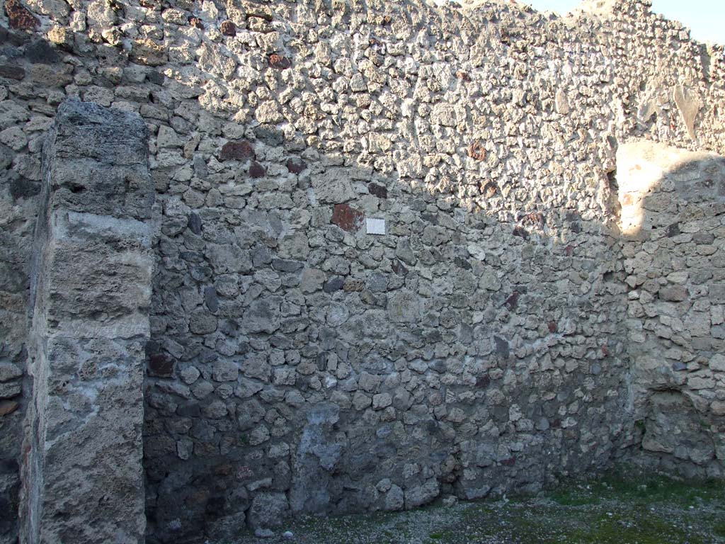 V.1.17 Pompeii. December 2006. North wall. Site of staircase. The stairs were destroyed, with the north wall, by the bombing in 1943.
See Garcia y Garcia, L., 2006. Danni di guerra a Pompei. Rome: L’Erma di Bretschneider. (p.61)
According to CTP’s survey, “the stairs on the north wall are now quite obliterated, by the aerial bombing”.
See Van der Poel, H. B., 1986. Corpus Topographicum Pompeianum, Part IIIA. Austin: University of Texas. (p.70).