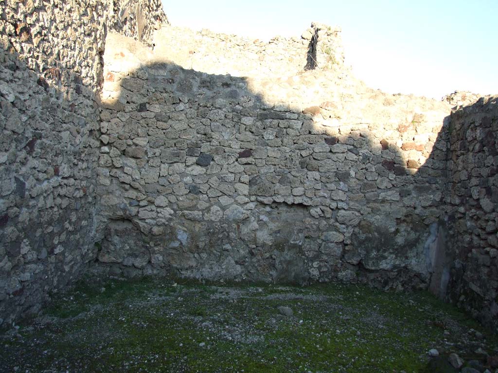 V.1.17 Pompeii. December 2006. East wall of shop.
According to Mau, in Bullettino dell’Instituto di Corrispondenza Archeologica (DAIR), 1877, July, (p.97) -
The workshop at number 17 was without interest; without a podium, and against the left wall had the stairs to an upper room.
In the rear wall was a graffito: LVCIVS.