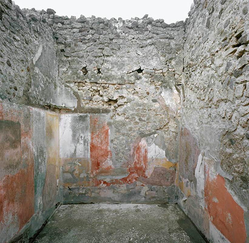 V.1.18 Pompeii. c.2005-2008.
Room “l” (L), looking towards west wall. Photo by Hans Thorwid.
Photo courtesy of The Swedish Pompeii Project.