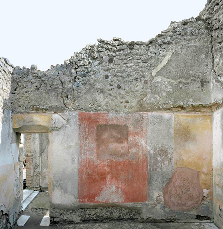 V.1.18 Pompeii. c.2005-2008.
Room “l” (L), south wall with doorway into corridor “h”. Photo by Hans Thorwid.
Photo courtesy of The Swedish Pompeii Project.