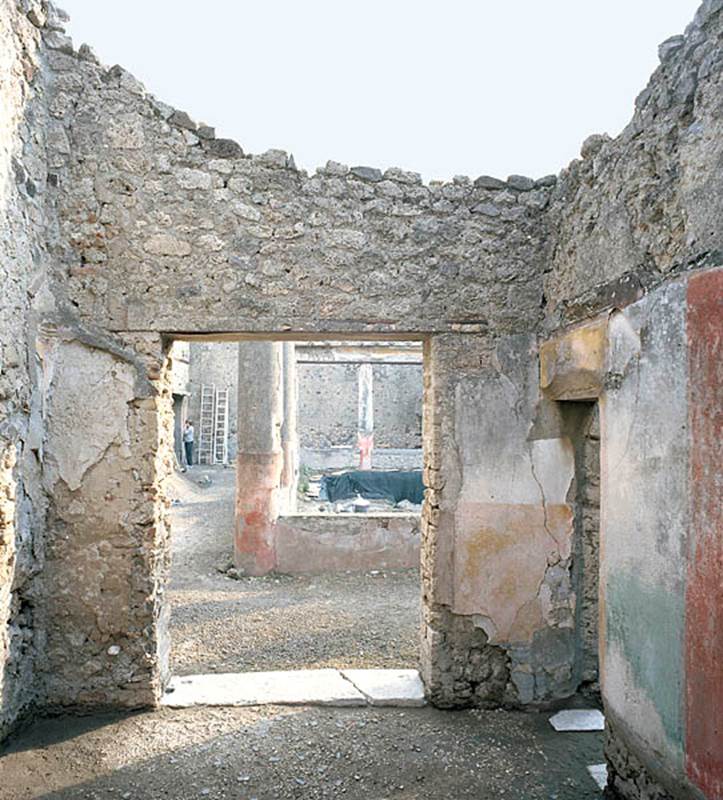 V.1.18 Pompeii. c.2005-2008.
Room “l” (L), looking towards east wall and doorway into peristyle. Photo by Hans Thorwid.
Photo courtesy of The Swedish Pompeii Project.