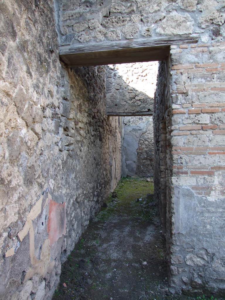 V.1.18 Pompeii. December 2007.
Corridor “m’ ”, leading to large triclinium room “m” on north side of corridor.