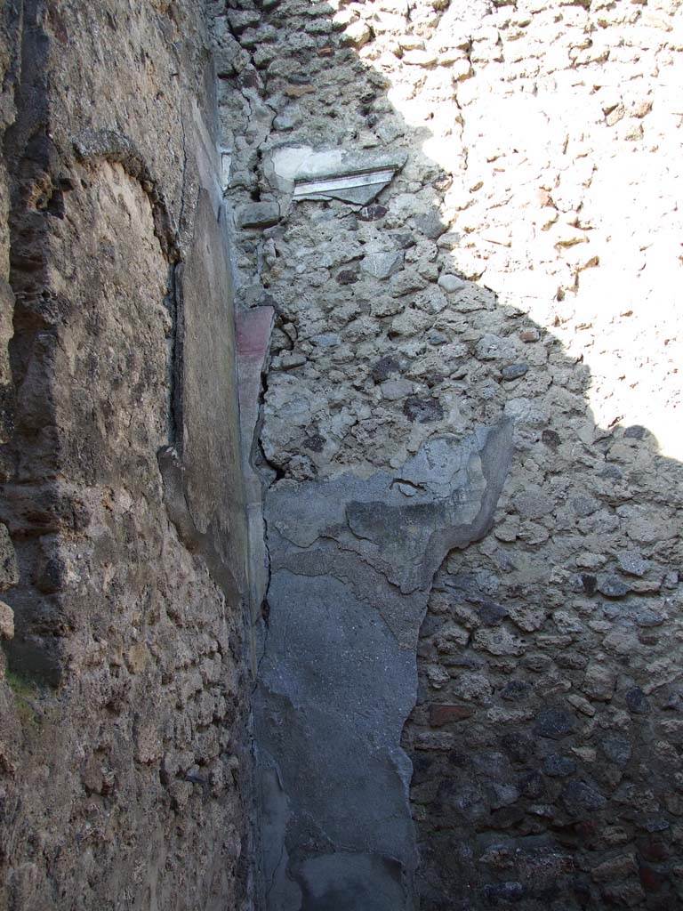 V.1.18 Pompeii. December 2007.
Triclinium “m” at end of corridor “m’ ” leading north from peristyle “i”, with remains of wall decoration in north-west corner.