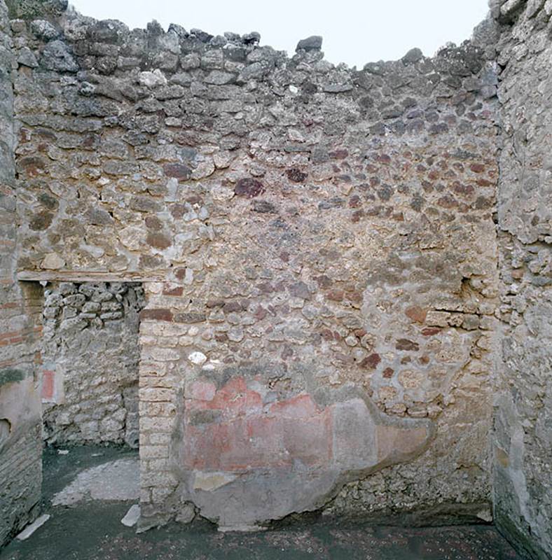 V.1.18 Pompeii. c.2005-2008.
Room “n”, oecus, looking towards west wall, with doorway into corridor “m’ ”.
Photo by Hans Thorwid.
Photo courtesy of The Swedish Pompeii Project.