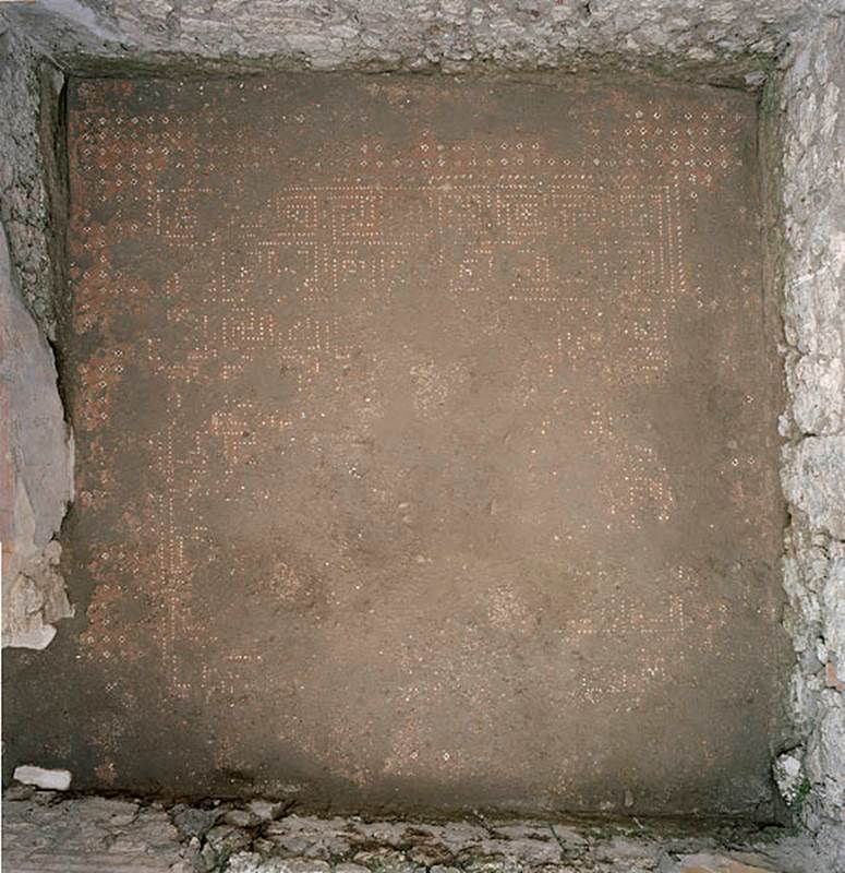 V.1.18 Pompeii. c.2005-2008.
Room “n”, oecus, remaining flooring. Photo by Hans Thorwid.
Photo courtesy of The Swedish Pompeii Project