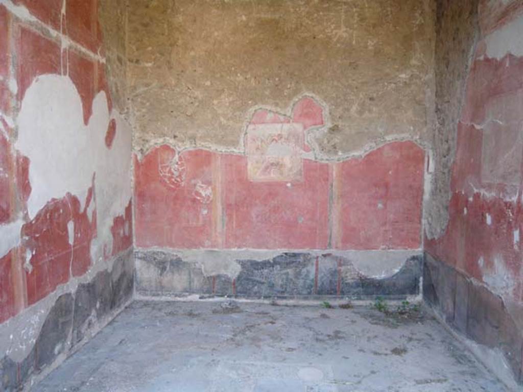 V.1.18 Pompeii. May 2012. Looking north in exedra “o”, the middle room on north side of peristyle “i”, Photo courtesy of Buzz Ferebee.