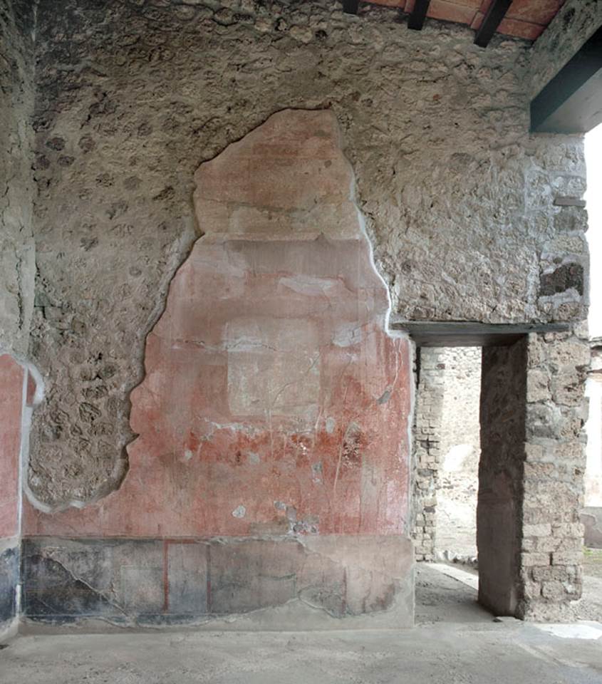 V.1.18 Pompeii. 2012.
Room “o”, exedra, east wall. Photo by Hans Thorwid.
“E. Wall in 2012. Lower part and floor line taken in 2012.”
Photo and words courtesy of The Swedish Pompeii Project.