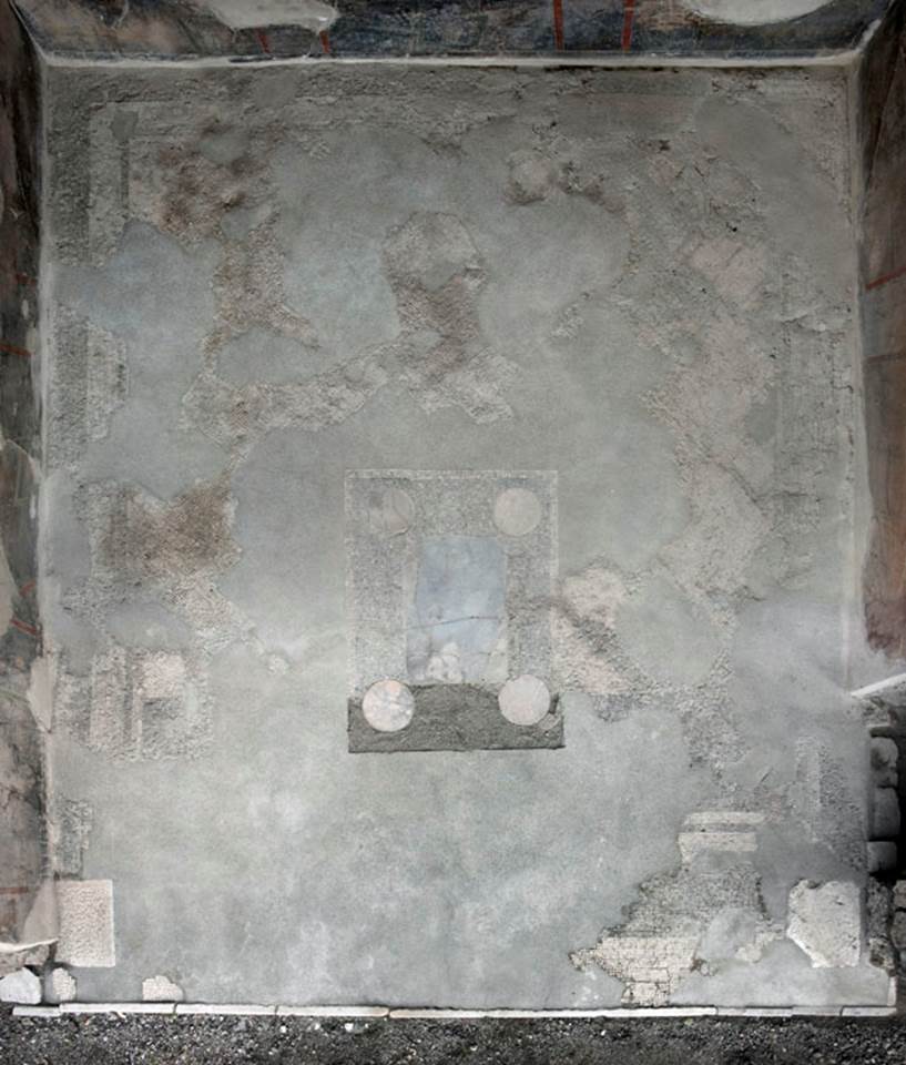 V.1.18 Pompeii. 2012.
Room “o”, exedra, floor. Photo by Hans Thorwid.
Photo courtesy of The Swedish Pompeii Project.