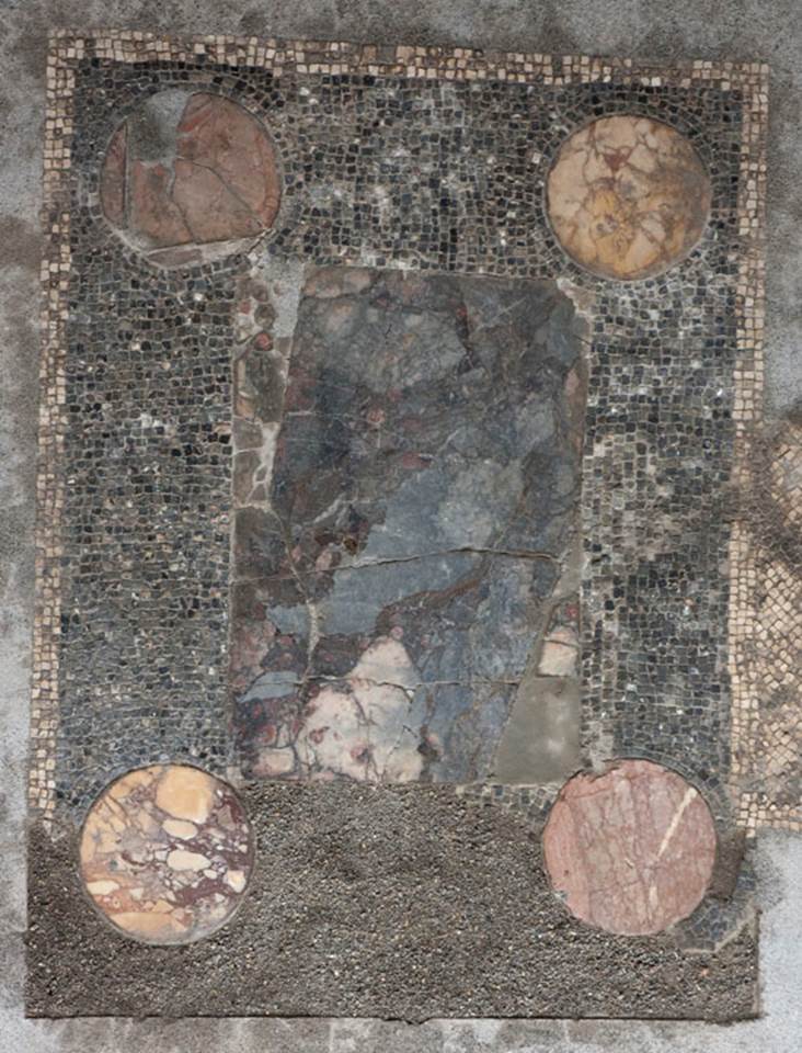 V.1.18 Pompeii. 2012.
Room “o”, exedra, floor centre detail, wet. Photo by Hans Thorwid.
Photo courtesy of The Swedish Pompeii Project.