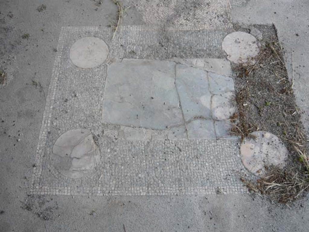 V.1.18 Pompeii. May 2012. Exedra “o”, area in centre of floor for the table, marked by a rectangular marble slab. Photo courtesy of Buzz Ferebee.