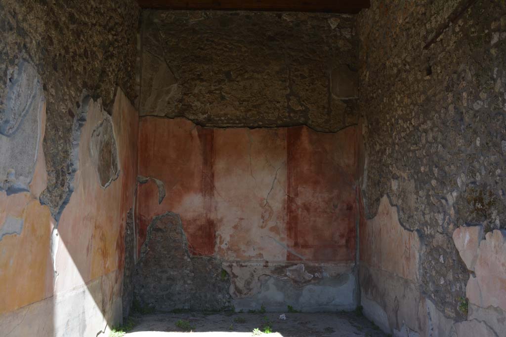 V.1.18 Pompeii. October 2019. Oecus “p”, looking towards north wall in large room on north side of peristyle.
Foto Annette Haug, ERC Grant 681269 DÉCOR.