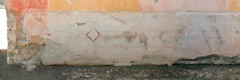 V.1.18 Pompeii. 2012.
Room “p”, oecus, detail from zoccolo (socle) on west wall at south end. Photo by Hans Thorwid.
Photo courtesy of The Swedish Pompeii Project.
