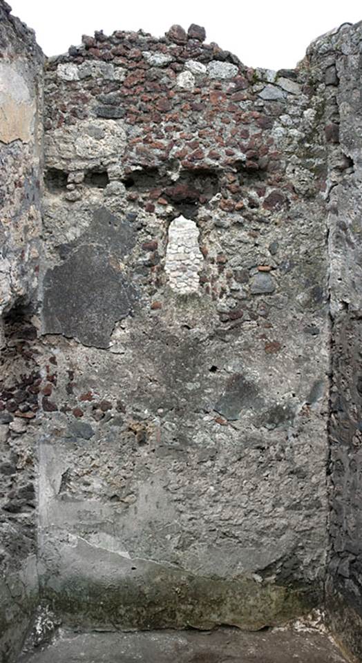 V.1.18 Pompeii. c.2005-2008.
Room “s”, east wall, with window onto Vicolo di Caecilius Iucundus. Photo by Hans Thorwid.
Photo courtesy of The Swedish Pompeii Project.