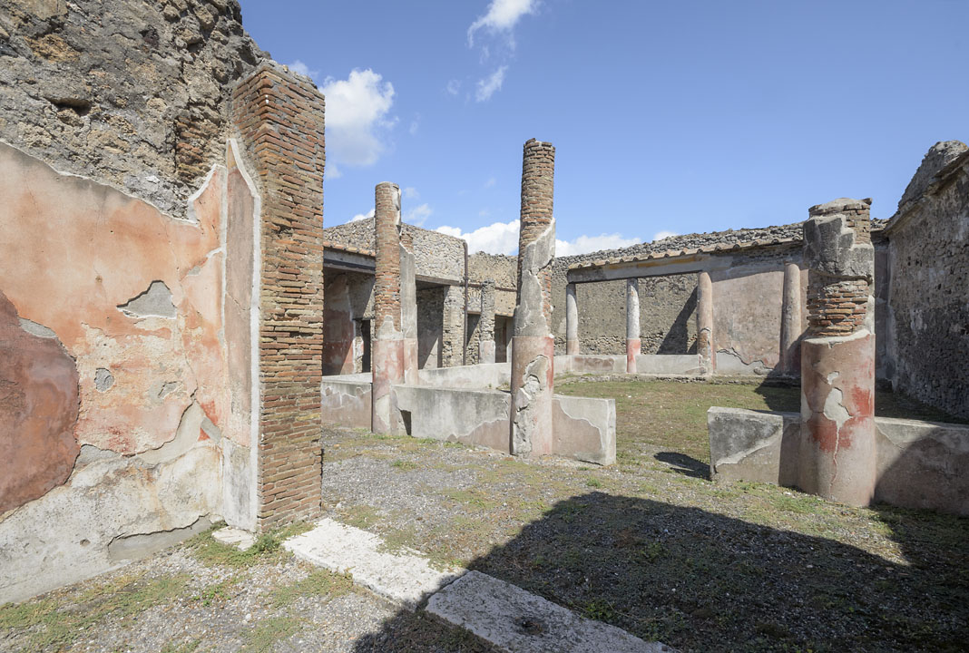 V.1.18 Pompeii. 2013. Peristyle “i”, looking north-east from tablinum “g”. Photo by Hans Thorwid.
Photo courtesy of The Swedish Pompeii Project.
