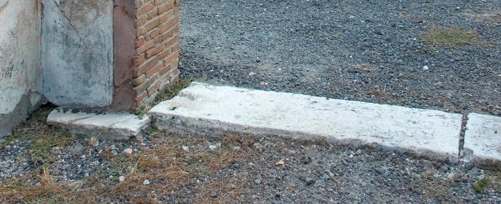 V.1.18 Pompeii. c.2005-2008. Tablinum “g”, doorway threshold at north end of east side. Photo by Hans Thorwid.
Photo courtesy of The Swedish Pompeii Project.
