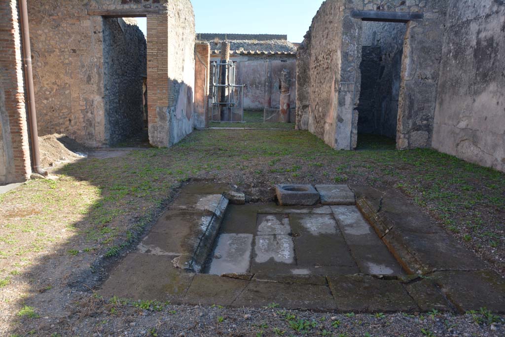 V.1.18 Pompeii. October 2019. Looking across impluvium in atrium “b” and towards tablinum “g”, and through to peristyle garden.
Foto Annette Haug, ERC Grant 681269 DÉCOR.