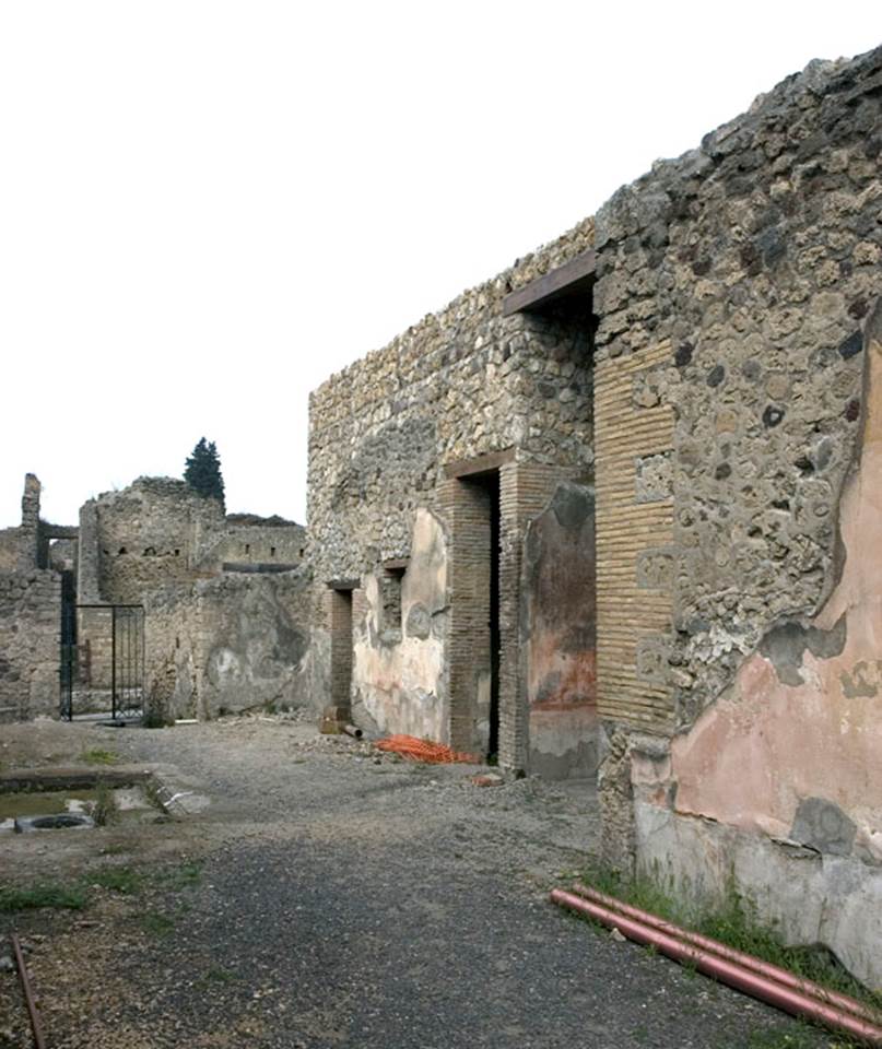 V.1.18 Pompeii. c.2008.
Looking west from tablinum “g” towards north-west corner of atrium. Photo by Hans Thorwid.
Photo courtesy of The Swedish Pompeii Project.