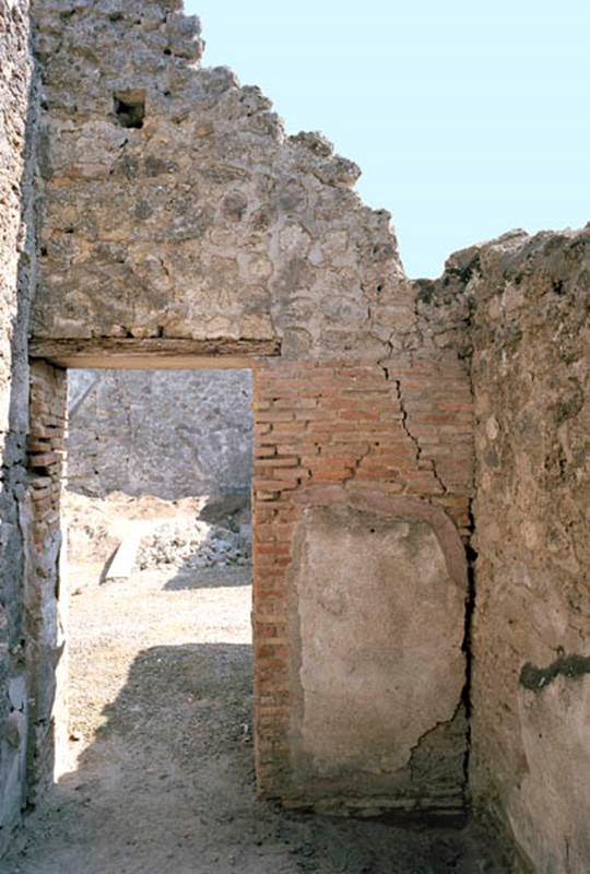 V.1.18 Pompeii. c.2005-2008. Room “c”.
South wall before restoration. Photo by Hans Thorwid.
Photo courtesy of The Swedish Pompeii Project.