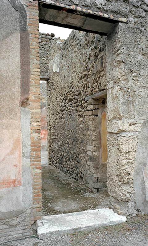 V.1.18 Pompeii. c.2005-2008. Photo by Hans Thorwid
Looking west through corridor “h” to ala “e” on north side of atrium “b”.
The doorway in the north wall leads into a triclinium, room “l” (L).
Photo courtesy of The Swedish Pompeii Project.