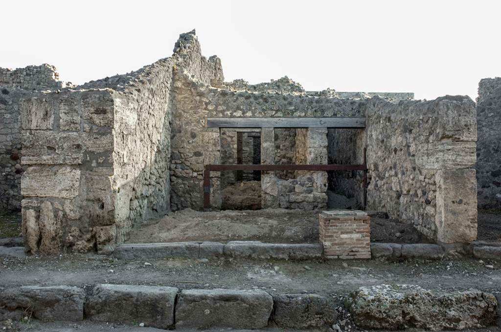 V.1.20/21 Pompeii. c.2001.
Looking east towards V.1.20 on left and doorway to V.1.21 on right. Photo by Hans Thorwid.
Photo courtesy of The Swedish Pompeii Project.