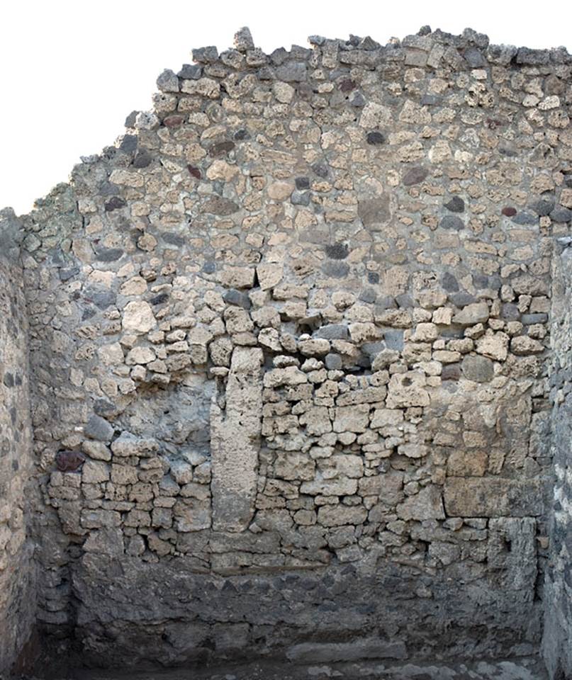V.1.20 Pompeii. 2001. Room “b”. Photo by Hans Thorwid.
“Looking towards north wall of rear room, with filled in niche.”
According to Boman & Nilsson -
“A filled-in niche can be discerned along the floor, ca 2.5 m long and asymmetrical in shape, with rounded ends.
It is 0.50 high and rests on a socle of ca 0.30 in height.”
Photo and words courtesy of The Swedish Pompeii Project.