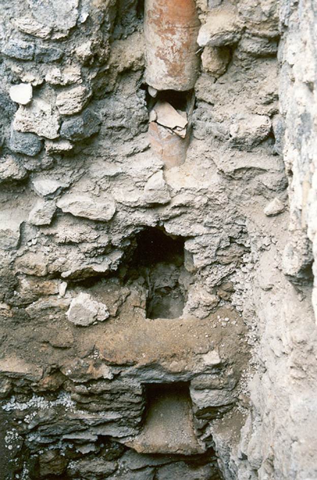 V.1.20 Pompeii. Pre 2008. Room “d”.
East wall in south-east corner of kitchen
Photo by Henrik Boman.