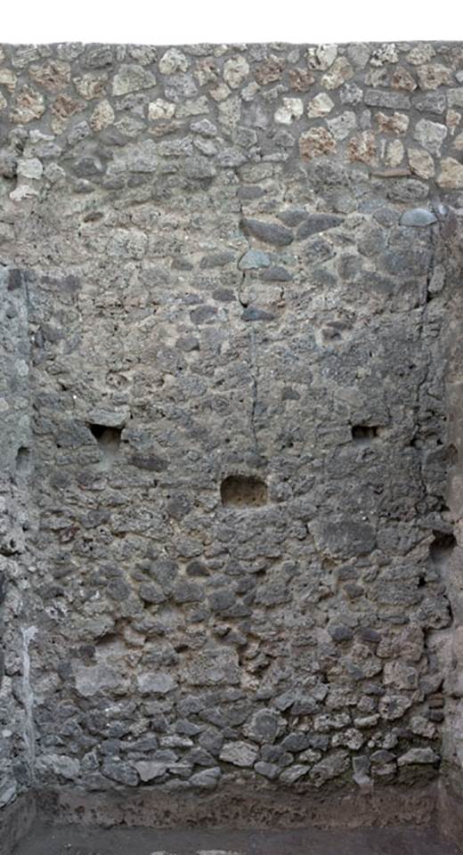 V.1.20 Pompeii. 2012. Room “e”. Photo by Hans Thorwid.
“East wall of room in rear south-east corner, in 2012 after restoration.
Restored parts of the wall photographed and merge with the lower part and floor line of earlier photos from 2005-07.”
Photo and words courtesy of The Swedish Pompeii Project.