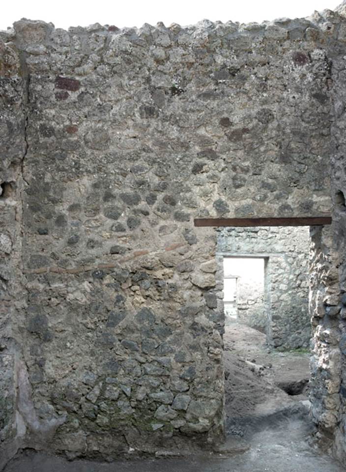 V.1.20 Pompeii. 2012. Room “e”. Photo by Hans Thorwid.
“West wall of room in rear south-east corner, in 2012 after restoration.
Restored parts of the wall photographed and merge with the lower part and floor line of earlier photos from 2005-07.”
Photo and words courtesy of The Swedish Pompeii Project.