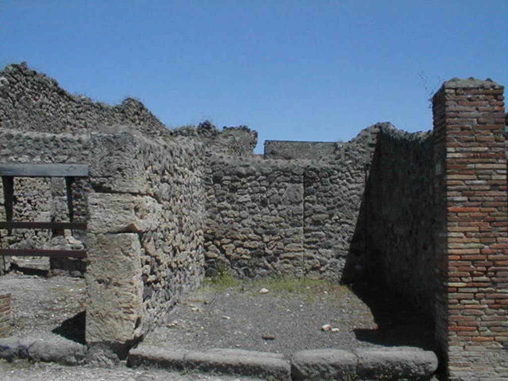 V.1.22 Pompeii. Shop. May 2005. Entrance.