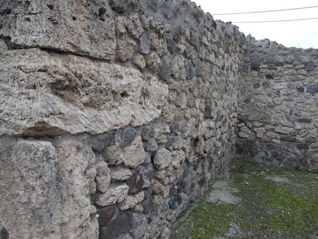V.1.22 Pompeii. Shop. December 2007. North wall.