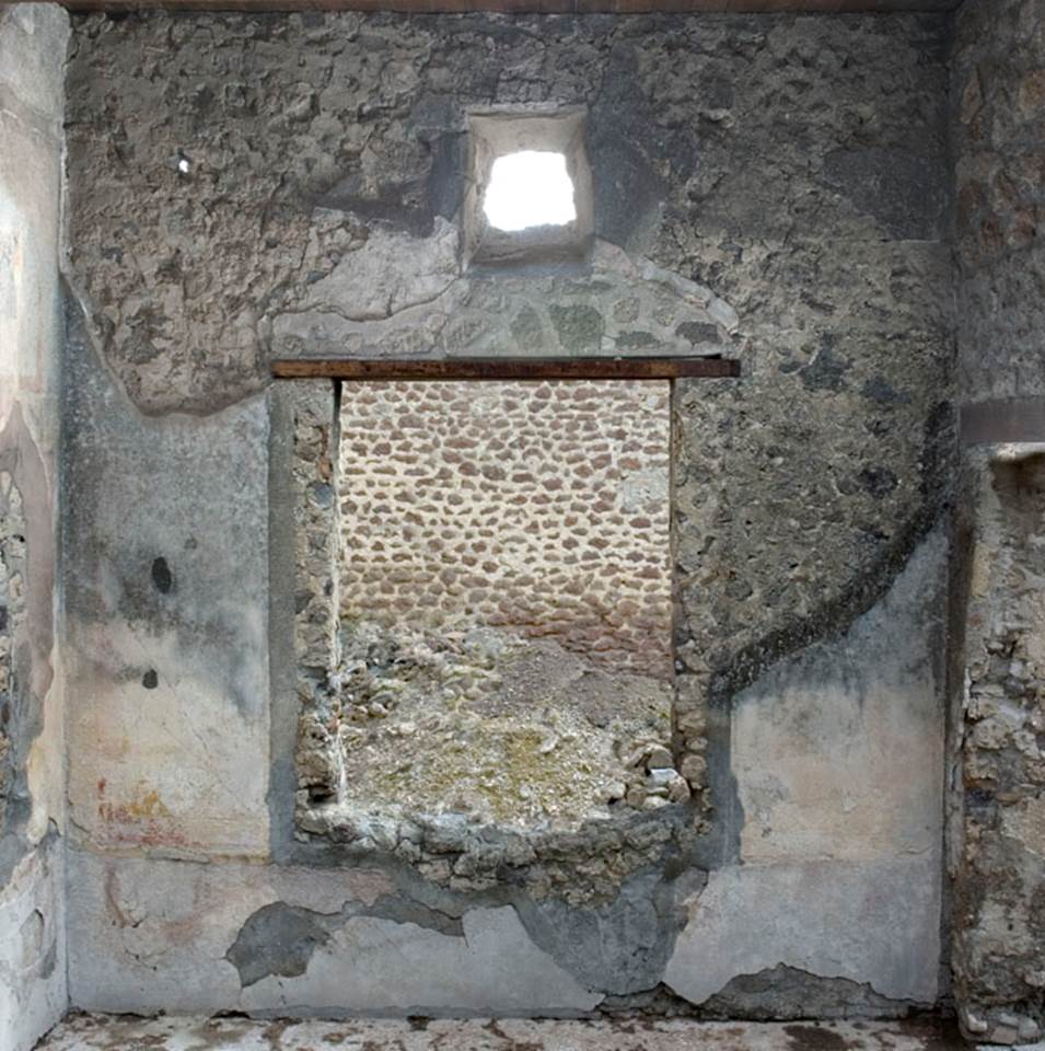 V.1.23 Pompeii. 2012. Room “k”, east wall. Photo by Hans Thorwid.
“East wall in room in 2012, after the reconstruction in 2008 when the room was roofed.
Restored parts of the wall photographed and merge with the lower part and floor line of earlier photos from 2005-07.”
Photo and words courtesy of the Swedish Pompeii Project.
