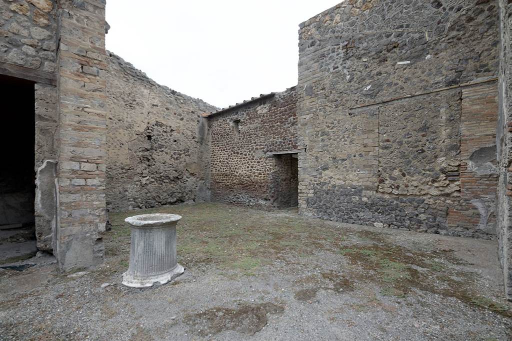 V.1.23 Pompeii. 2013. Room “l” (L), looking north-east across garden courtyard. Photo by Hans Thorwid.
Photo courtesy of the Swedish Pompeii Project.