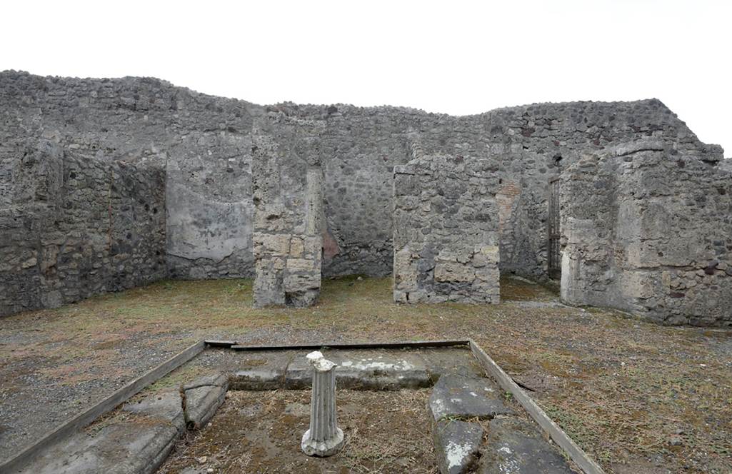 V.1.23 Pompeii. Room “b”, looking south across atrium. Photo by Hans Thorwid.
Photo courtesy of the Swedish Pompeii Project.