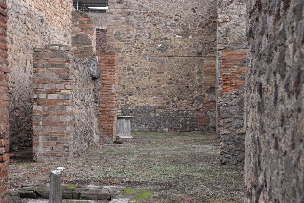 V.1.23 Pompeii. October 2020.
Room “e”, tablinum. Looking east across atrium into tablinum and through to rear. Photo courtesy of Klaus Heese.
