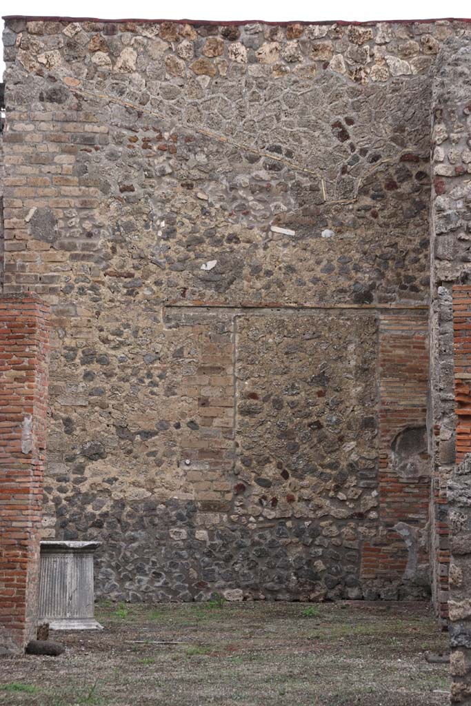 V.1.23 Pompeii. October 2020.
Looking east through tablinum “e”, towards detail of rear wall. Photo courtesy of Klaus Heese.