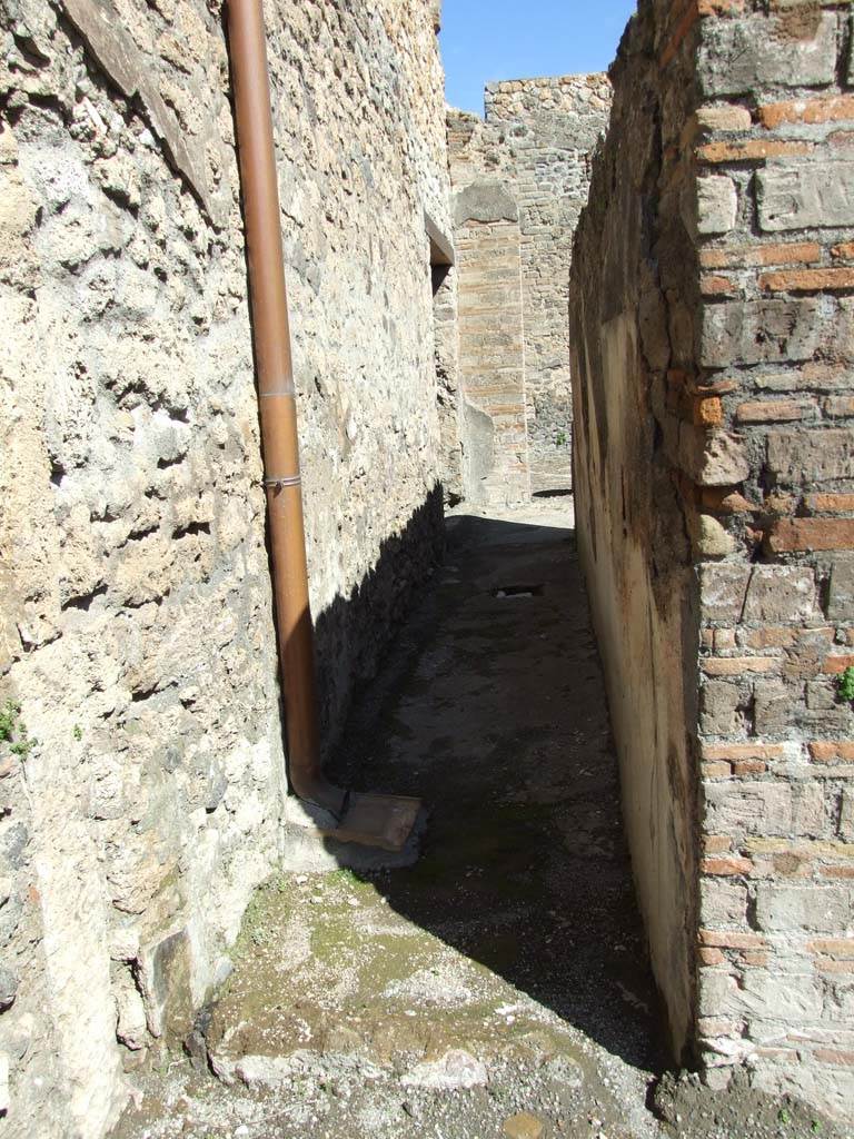 V.1.23 Pompeii. March 2009.
Room 6, corridor on north side of tablinum, with remains of step. Looking east.