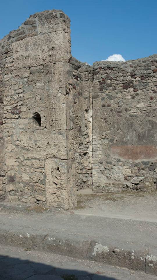 V.1.25 Pompeii. c.2005-07.
Looking towards north side of entrance doorway. Photo by Hans Thorwid.
Photo courtesy of The Swedish Pompeii Project.
