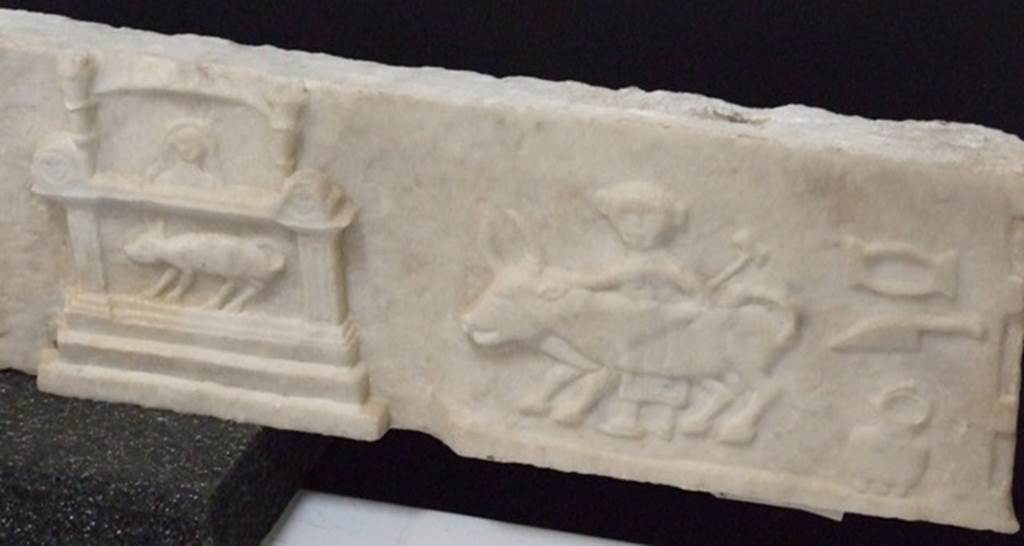 V.1.26 Pompeii. Marble slab from side of household altar in Atrium. Detail of scenes of the Forum in the earthquake of AD62. SAP inventory number 20470.