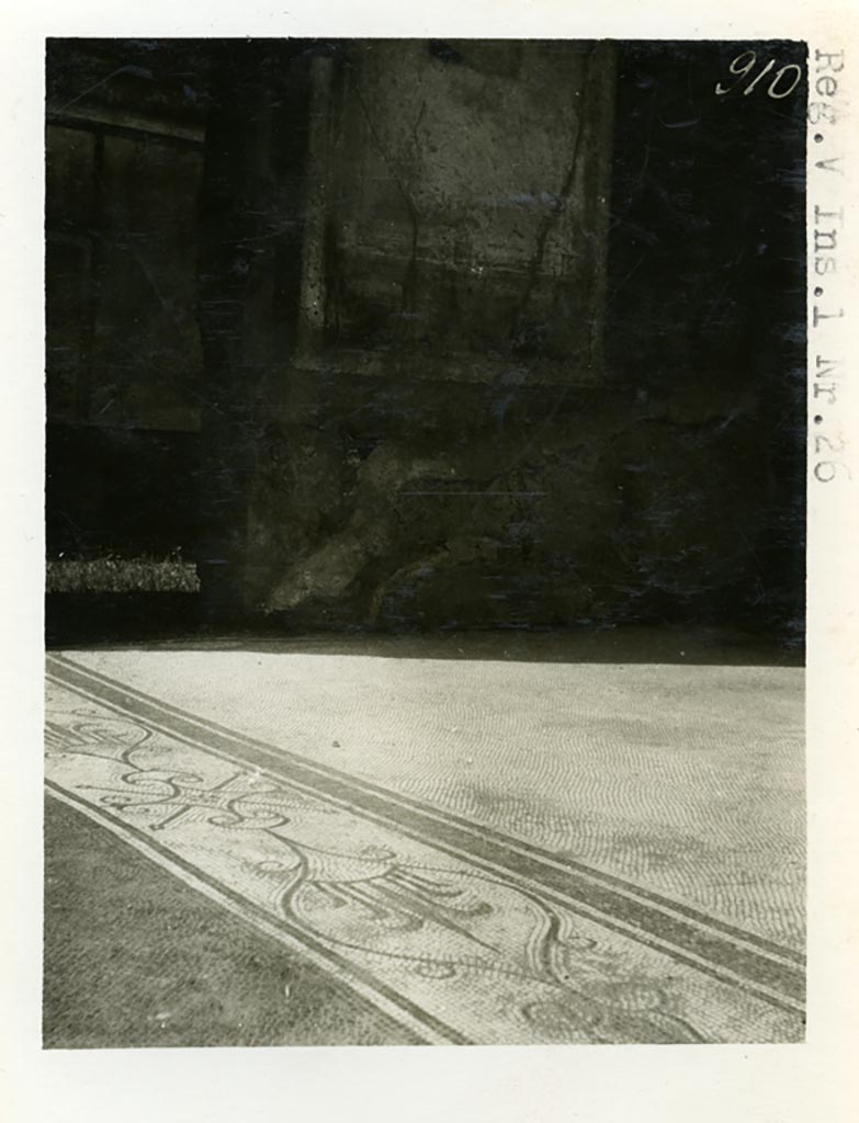 V.1.26 Pompeii. Pre-1937-39. Room “e”, detail of mosaic floor in ala on north side of atrium.
Looking towards the west wall with remains of painted decoration still there.
Photo courtesy of American Academy in Rome, Photographic Archive. Warsher collection no. 910.
.