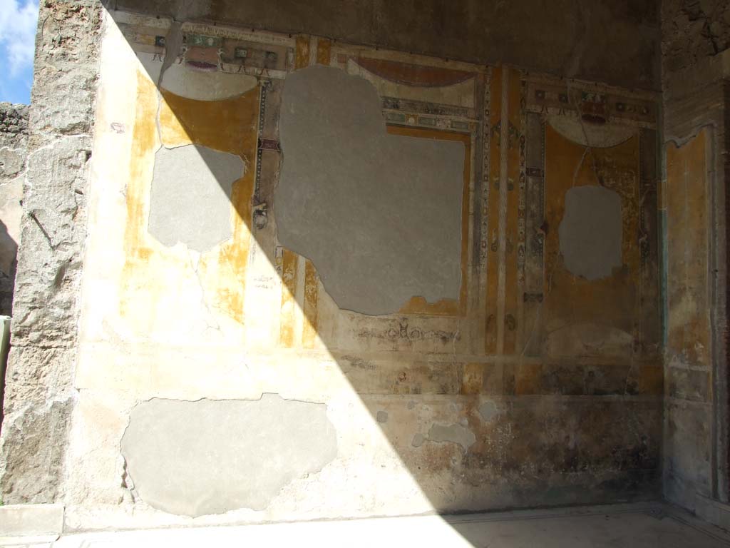 V.1.26 Pompeii. March 2009. Room “i”, north wall of tablinum at west end.