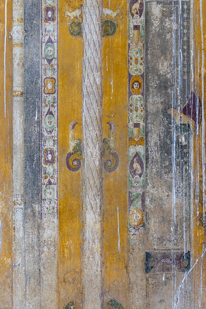 V.1.26 Pompeii. October 2023.
Room “i”, north wall of tablinum, detail from between panels at east end. Photo courtesy of Johannes Eber.