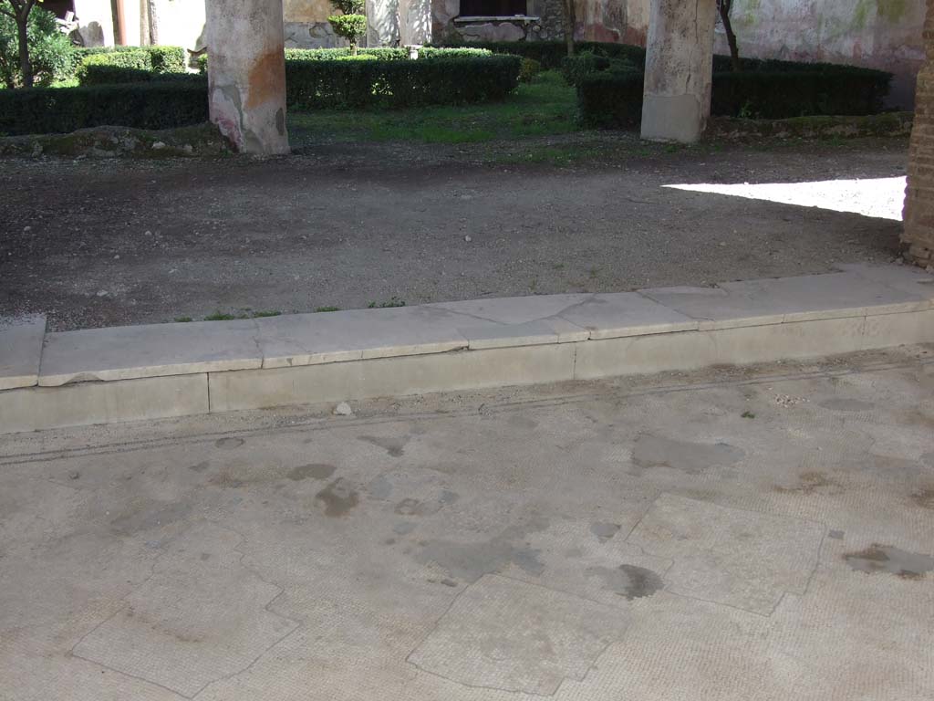 V.1.26 Pompeii. March 2009. Room “i”, marble step from tablinum to west portico.