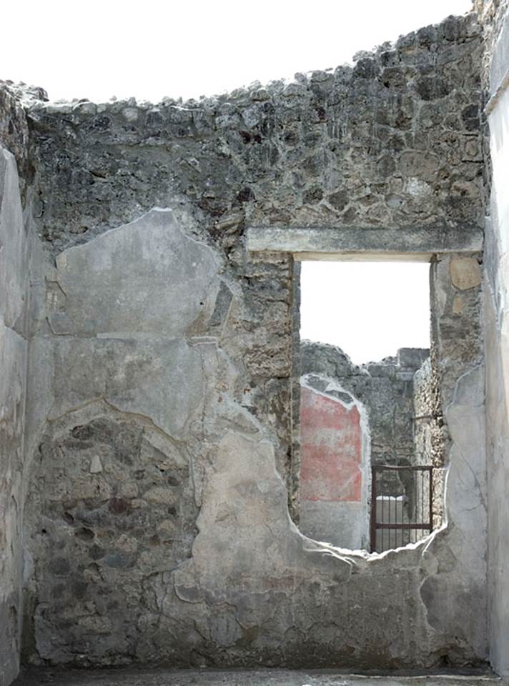 V.1.26 Pompeii. c.2003-2007.
Room “u”, west wall of room on the south side of tablinum. Photo by Hans Thorwid.
Photo courtesy of The Swedish Pompeii Project.