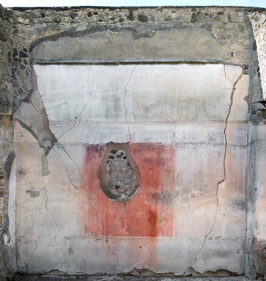 V.1.26 Pompeii. c.2003-2007.
Room “u”, north wall of room on the south side of tablinum. Photo by Hans Thorwid.
Photo courtesy of The Swedish Pompeii Project.